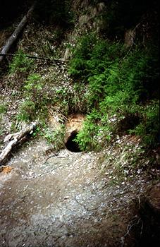 Главный вход в корповскую пещеру