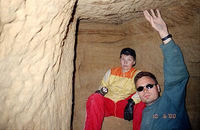 В тупике пещерки в обнажениях на реке Поповке сидят Таня и Максус