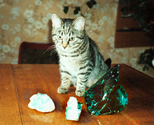 Серафим и кусок стекла из Торковичей + два куска песчаника со стеклянными кристалами.